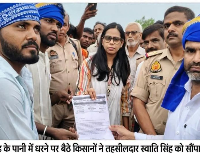 बाढ़ के पानी में उतरे किसान, सड़क पर धरना देकर प्रशासन को घेरा