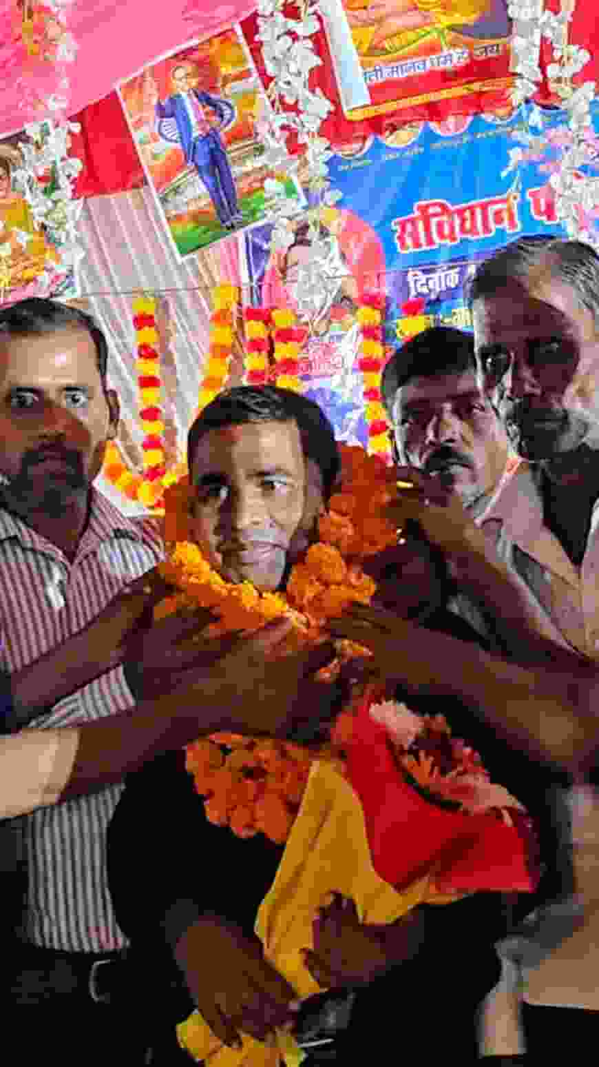 कल ग्राम आदिलपुर पोस्ट बीरमपुर गांव में संविधान परिचर्चा नशा मुक्ति अभियान जो पांच दिवसीय कार्यक्रम है जिसका उद्घाटन शाम करीब 8:00 बजे भीम आर्मी के जिला संगठन मंत्री डॉ सुधीर कुमार राजवंशी के करकमलो द्वारा किया गया कार्यक्रम की शुरुआत